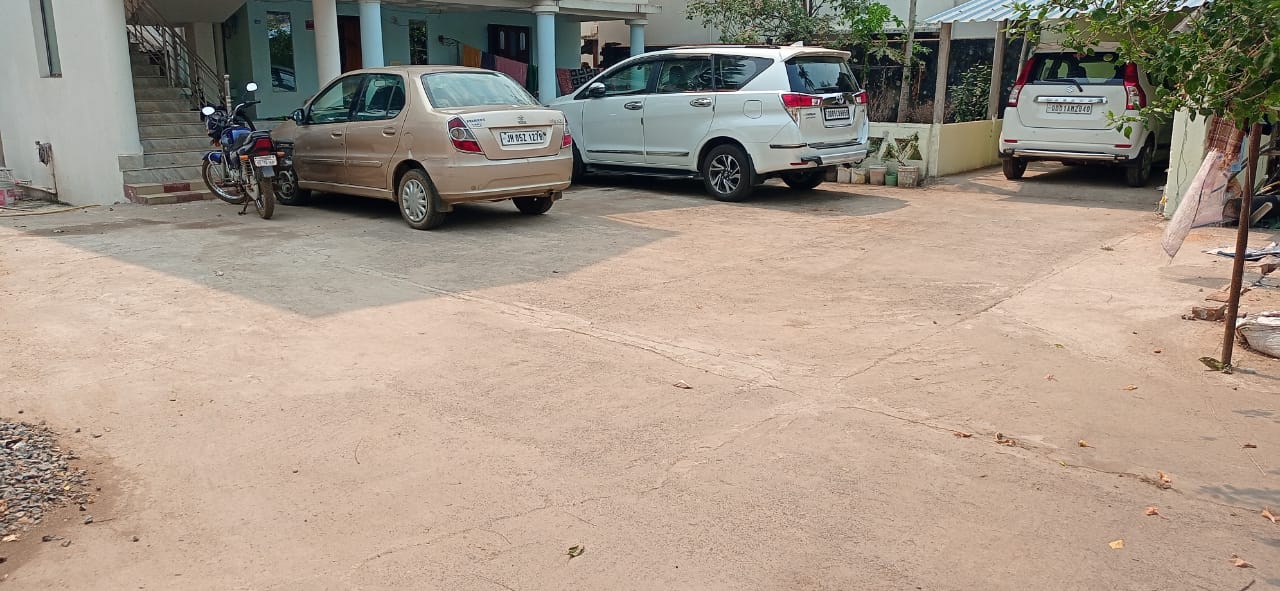 Parking area Lodge Madhumagna